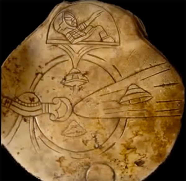 Desenho nave extraterrestre entalhada em pedra