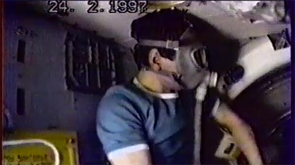 Astronauta com mascara de oxigenio