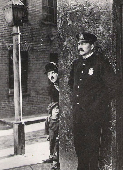 Jackie e Chaplin fugindo da policia