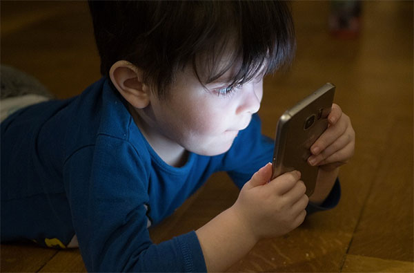 Criança com o smartphone