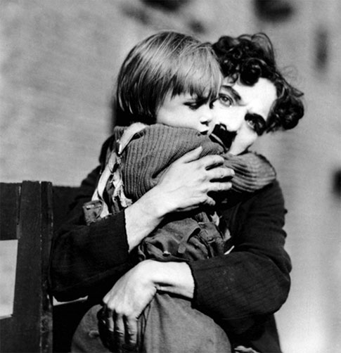 Jackie abraçando Charles Chaplin