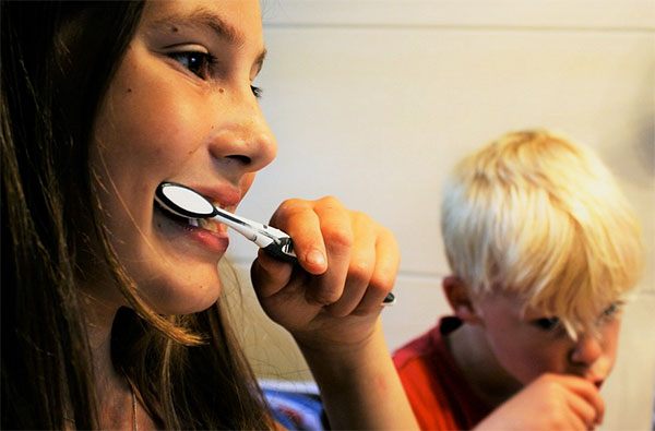 Crianças escovando o dente