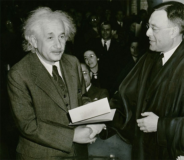 Einstein recebeu a cidadania americana em 01 de outubro de 1940