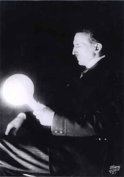 uma lâmpada que Tesla desenvolveu na década de 1890