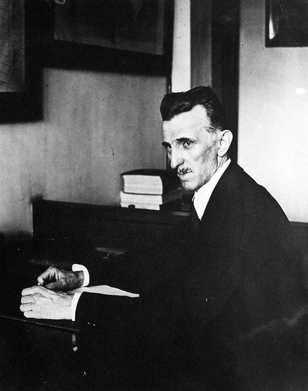 Nikola Tesla fotografado enquanto trabalhava em seu escritório.