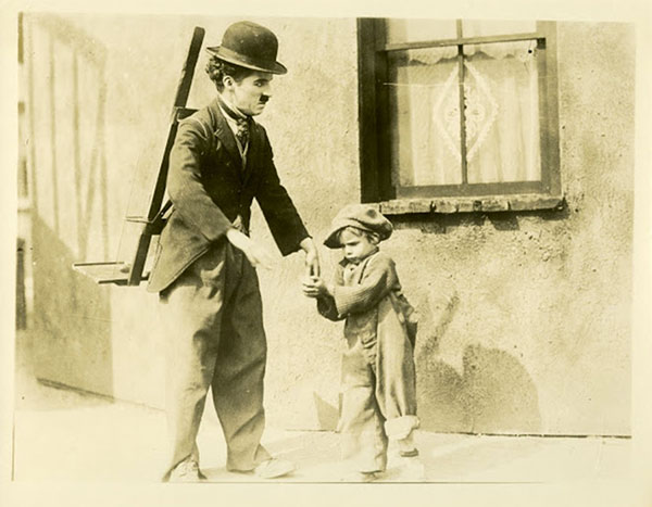 Jackie e Chaplin no golpe de quebrar vidro