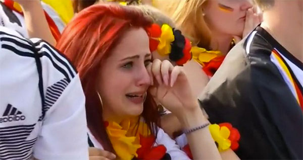 Torcedora da Alemanha Chorando após eliminação
