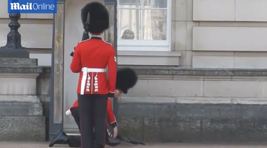 Soldado saindo do Palácio de Buckingham
