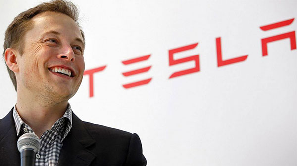 Foto do Elon Musk, logo Tesla