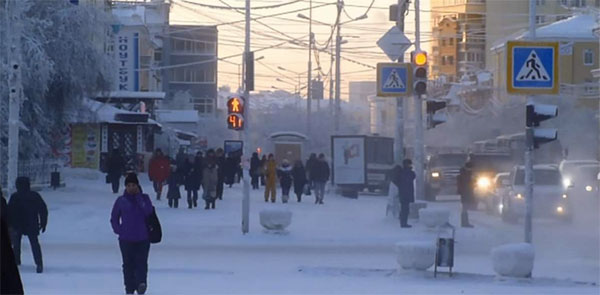 Rua de Yakutsk, pessoas andando no inverno