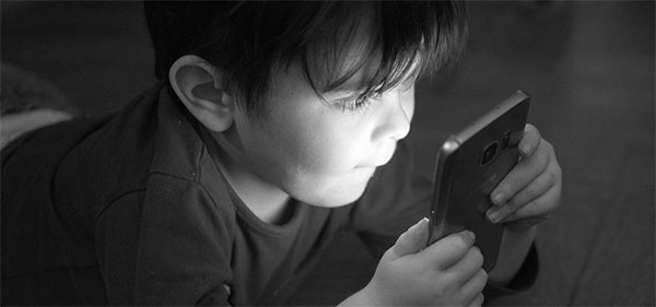Criança no celular, foto preto e branco