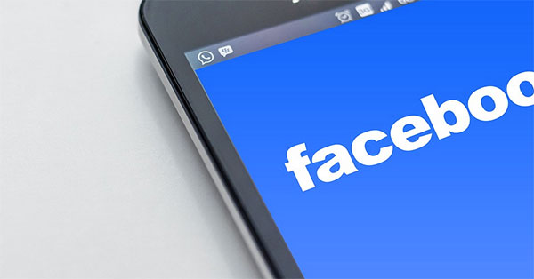 App do facebook no smartphone