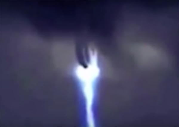 OVNI disparando plasma dentro de núvem de tempestade