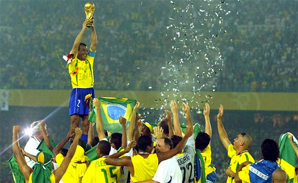 Cafu levantando o trofeu da copa do mundo, Brasil vencedor