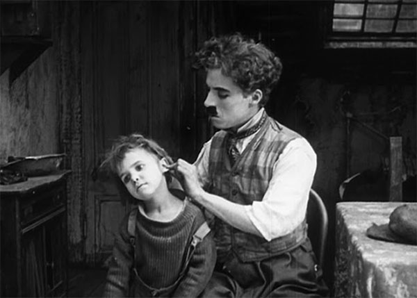 Charles Chaplin limpando a orelha de Jackie