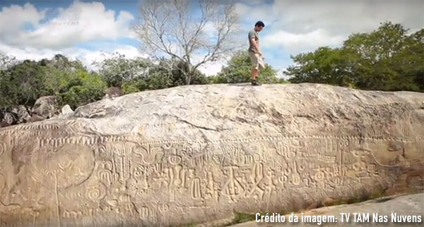 Pedra do Ingá, 25 metros, homem em cima