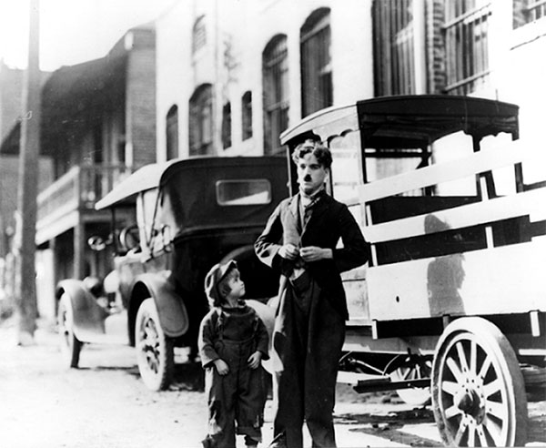 Jackie e Chaplin, carros antigos de fundo