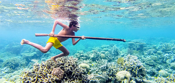 Integrante da tribo dos Bajau pescando