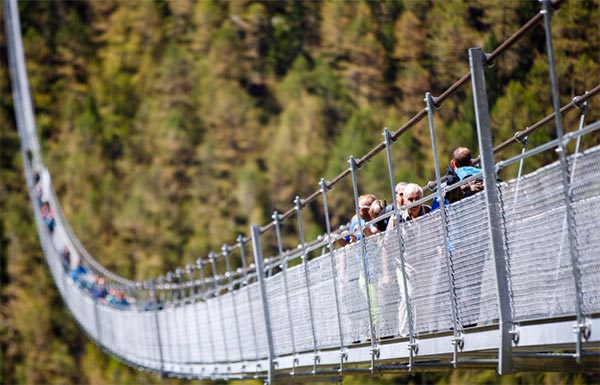 ponte suspensa, pessoas atravessando