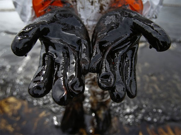 Mãos sujas de petróleo