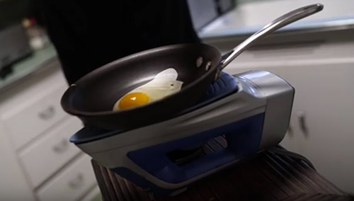 Frintando ovo com o ferro de passar