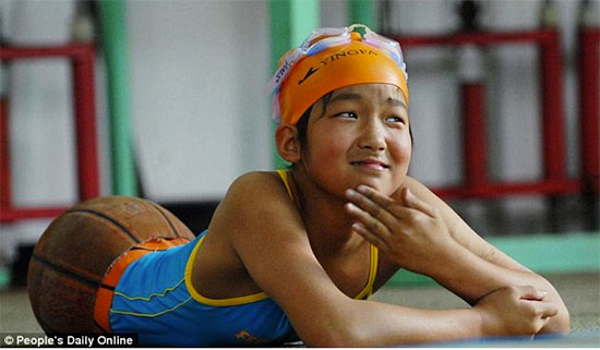 menina chinesa campeã de natação
