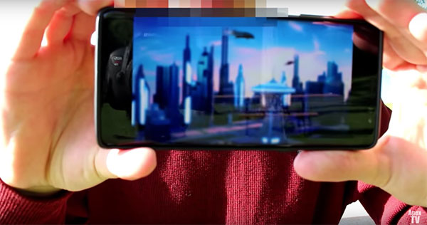 Mostrando seu smartphone com o vídeo do futuro