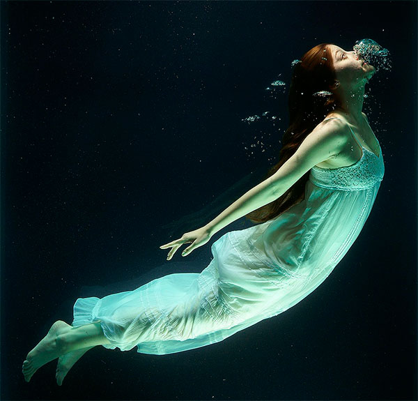 Mulher respirando embaixo d água