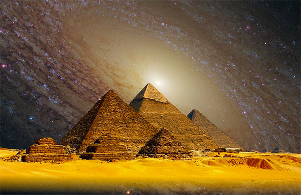 As três pirâmides de Gizé (Menkaure, Khafre e Khufu)