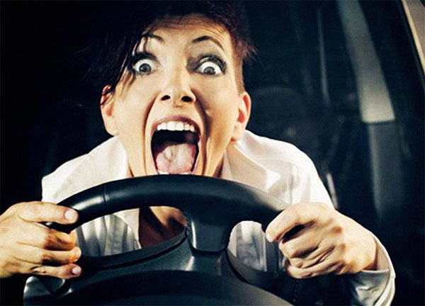 Mulher com medo de dirigir