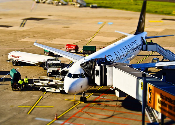 Avião abastecendo e recebendo passageiros