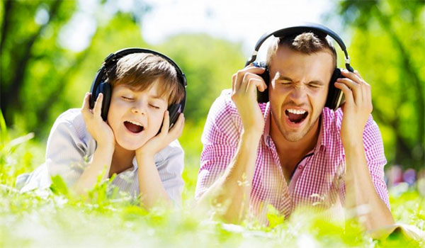 Pai e Filho escutando música