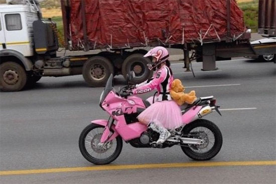Motociclista toda de rosa