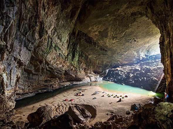 Acampamento dentro da caverna Son Doong