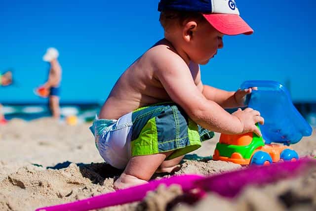 brincando com caminhaozinho na areia