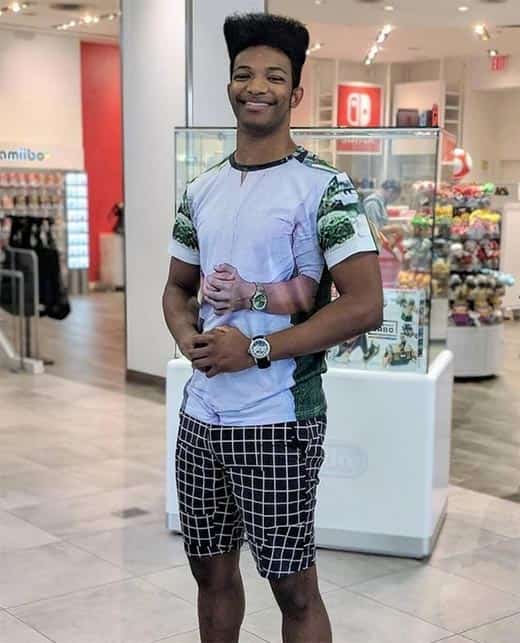 Camiseta e maos
