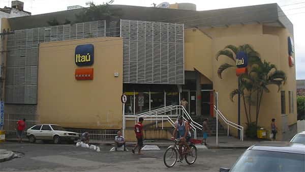 Caruaru (Pernambuco), Brasil. Agência do Banco Itaú, 19 de Junho de 2005