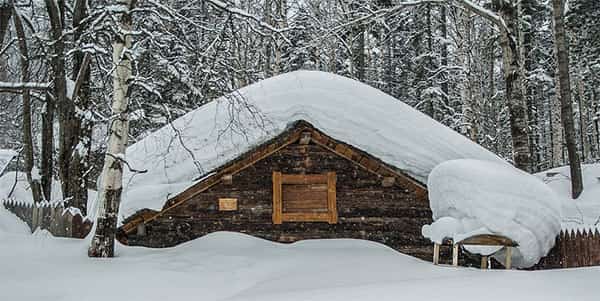 Casa coberta por neve