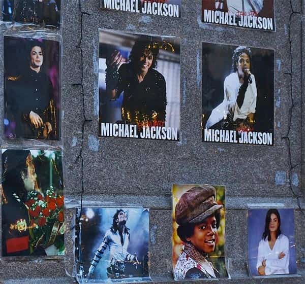 Colagem de fotos do Michael Jackson, Lápide