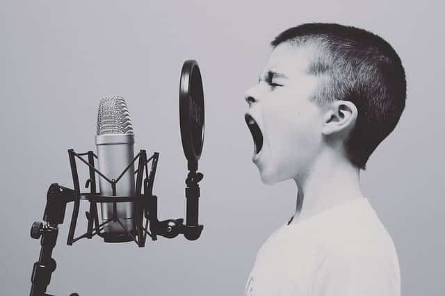 crianca falando no microfone