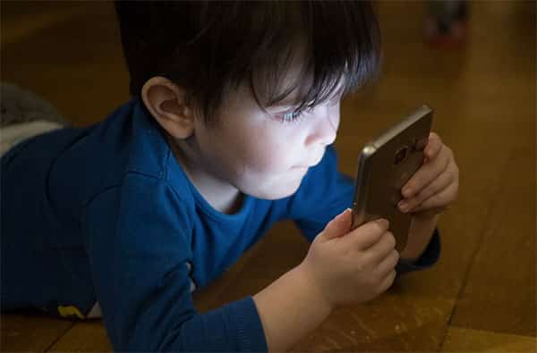 Criança muito tempo no celular