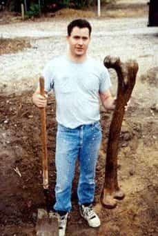 Femur gigante, descoberto em 2011