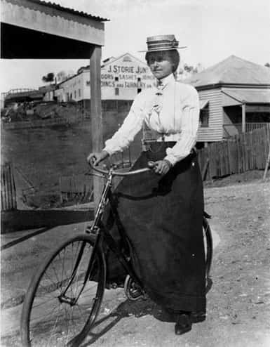 Fraqueza moral, mulher andando de bicicleta