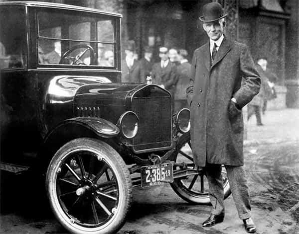 Henry Ford ao lado do seu Ford modelo T, 1921