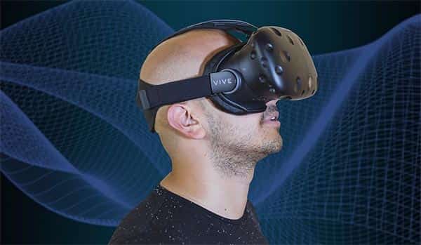 Homem usando oculos de realiade virtual