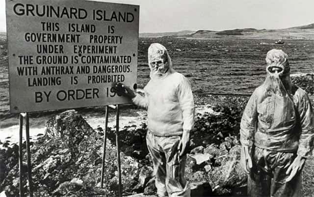 Homens roupas de protecao, ilha de Gruinard