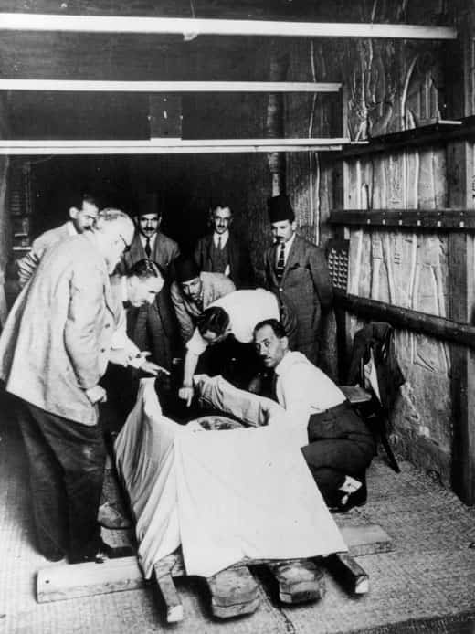 Howard Carter abrindo o sarcófago do rei Tut