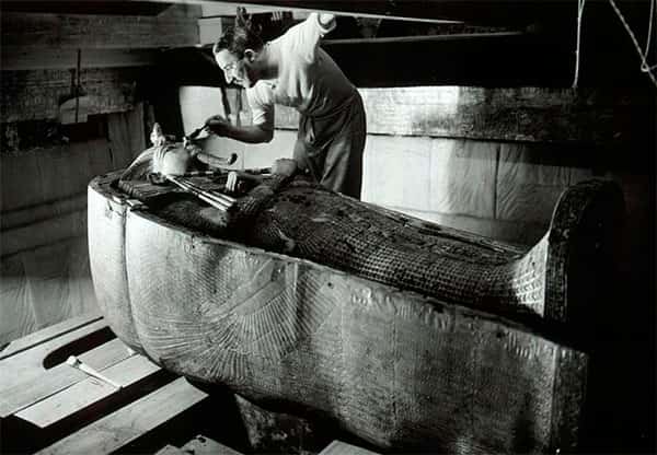 Howard Carter na tumba do rei Tutancâmon