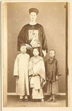 Li Ching-Yun com seus filhos