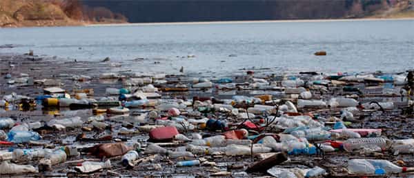 Lixo plásticos no rio